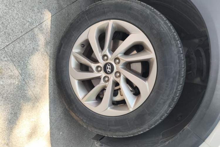 Used Hyundai Tucson 2015 1.6T Dual-Clutch Two-Wheel-Drive Smart Model Right Front Wheel Hub