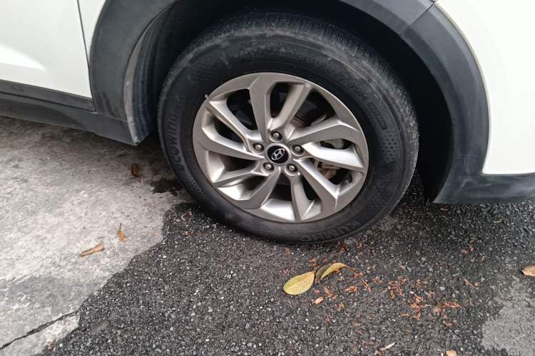 Used Hyundai Tucson 2015 1.6T Dual-Clutch Two-Wheel-Drive Smart Model Right Front Wheel Hub