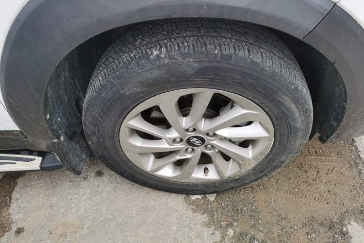 Used Hyundai Tucson 2015 2.0L Automatic Two-Wheel Drive Smart Version Right Front Wheel Hub