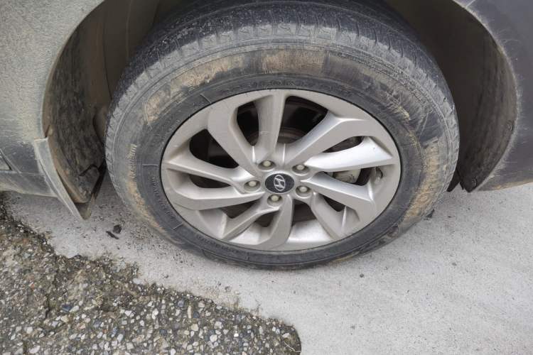 Used Hyundai Tucson 2015 1.6T Dual-Clutch Two-Wheel-Drive Smart Model Right Front Wheel Hub