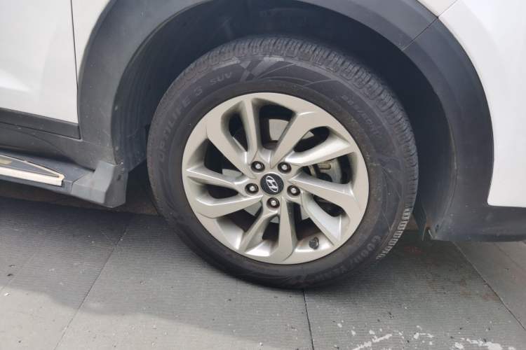 Used Hyundai Tucson 2015 1.6T Dual-Clutch Two-Wheel-Drive Smart Model Right Front Wheel Hub