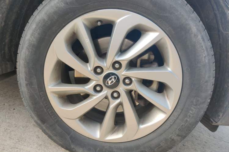 Used Hyundai Tucson 2015 1.6T Dual-Clutch Two-Wheel-Drive Smart Model Right Front Wheel Hub