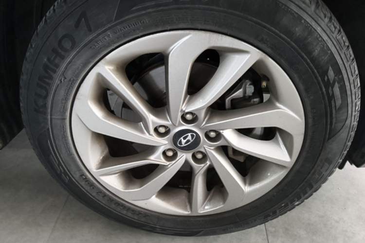 Used Hyundai Tucson 2015 1.6T Dual-Clutch Two-Wheel-Drive Smart Model Right Front Wheel Hub