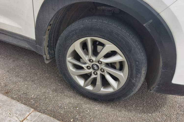 Used Hyundai Tucson 2015 1.6T Dual-Clutch Two-Wheel-Drive Smart Model Right Front Wheel Hub