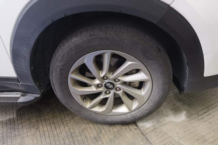 Used Hyundai Tucson 2015 1.6T Dual-Clutch Two-Wheel-Drive Smart Model Right Front Wheel Hub