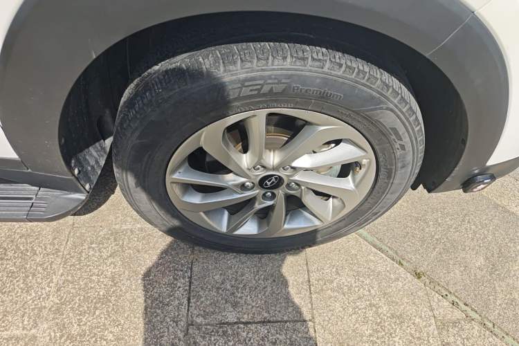 Used Hyundai Tucson 2015 1.6T Dual-Clutch Two-Wheel-Drive Smart Model Right Front Wheel Hub