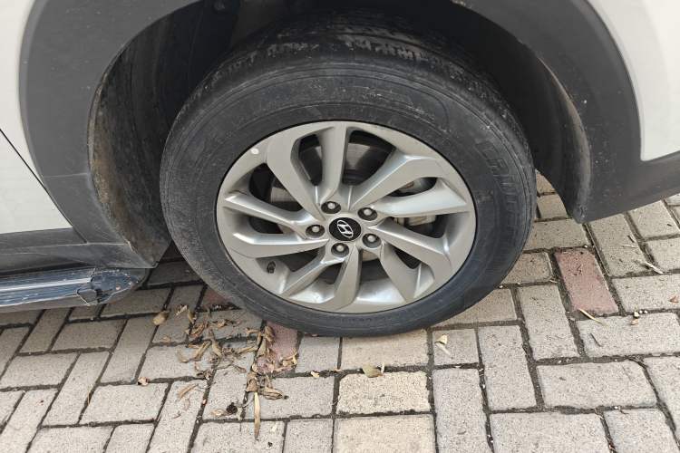 Used Hyundai Tucson 2015 1.6T Dual-Clutch Two-Wheel-Drive Smart Model Right Front Wheel Hub
