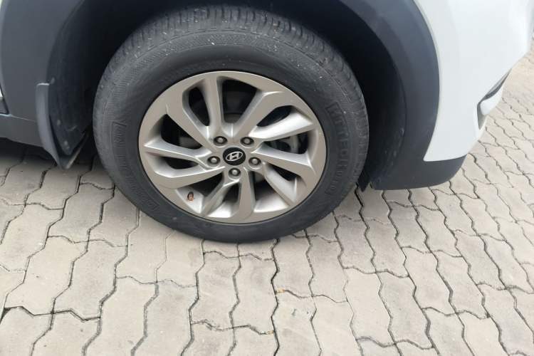 Used Hyundai Tucson 2015 1.6T Dual-Clutch Two-Wheel-Drive Smart Model Right Front Wheel Hub