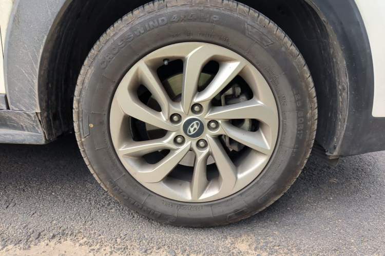 Used Hyundai Tucson 2015 2.0L Automatic Two-Wheel Drive Smart Version Right Front Wheel Hub