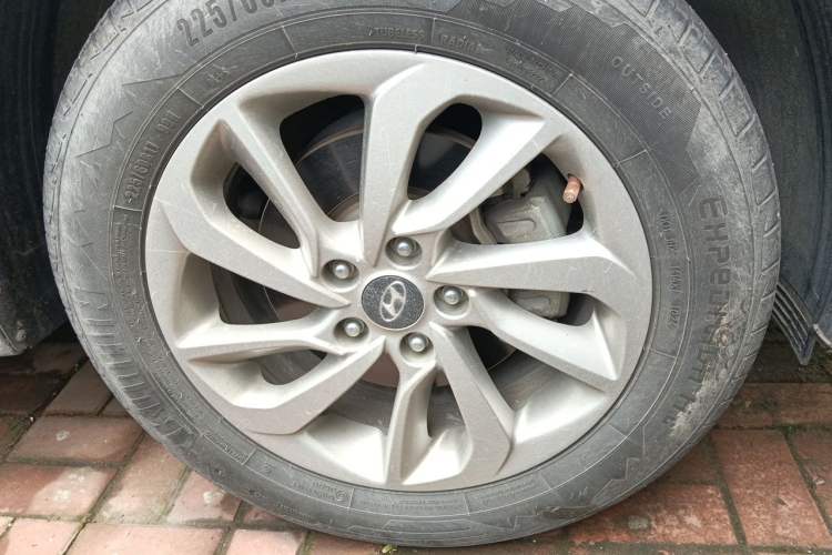 Used Hyundai Tucson 2015 1.6T Dual-Clutch Two-Wheel-Drive Smart Model Right Front Wheel Hub