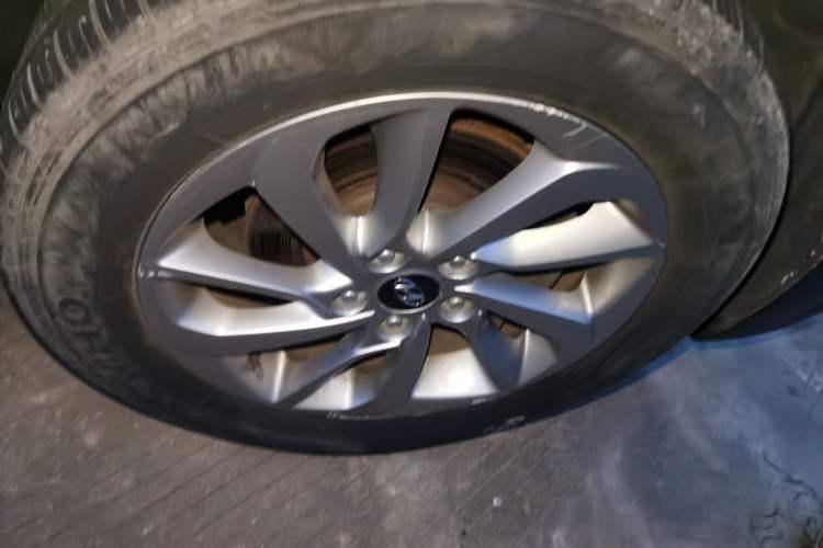 Used Hyundai Tucson 2015 2.0L Automatic Two-Wheel Drive Smart Version Right Front Wheel Hub