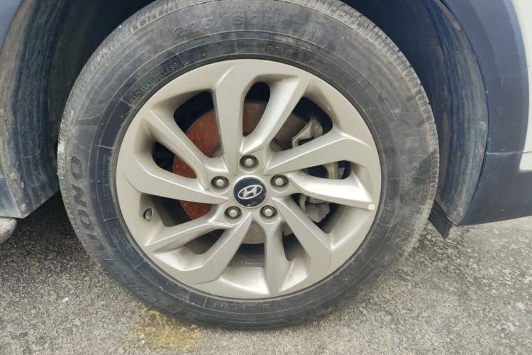 Used Hyundai Tucson 2015 1.6T Dual-Clutch Two-Wheel-Drive Smart Model Right Front Wheel Hub
