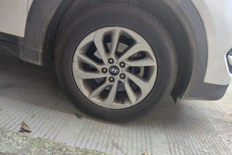 Used Hyundai Tucson 2015 1.6T Dual-Clutch Two-Wheel-Drive Smart Model Right Front Wheel Hub