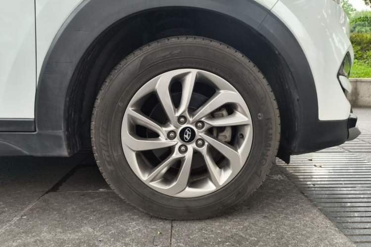 Used Hyundai Tucson 2015 1.6T Dual-Clutch Two-Wheel-Drive Smart Model Right Front Wheel Hub