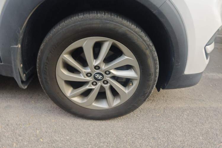 Used Hyundai Tucson 2015 1.6T Dual-Clutch Two-Wheel-Drive Smart Model Right Front Wheel Hub