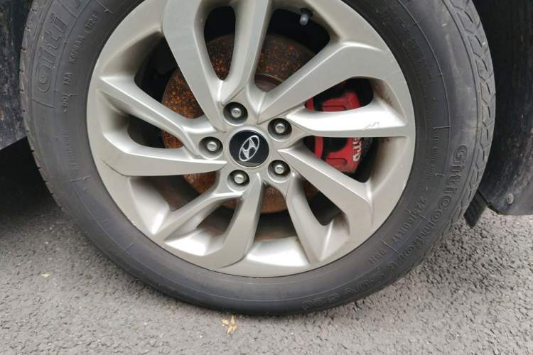 Used Hyundai Tucson 2015 1.6T Dual-Clutch Two-Wheel-Drive Smart Model Right Front Wheel Hub