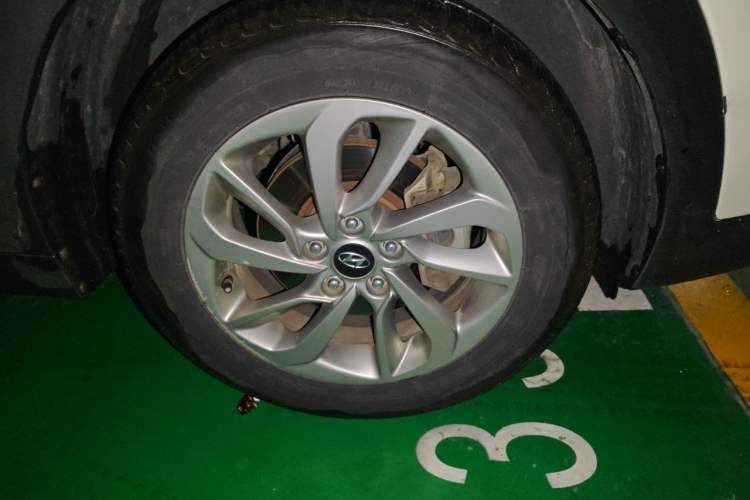 Used Hyundai Tucson 2015 1.6T Dual-Clutch Two-Wheel-Drive Smart Model Right Front Wheel Hub