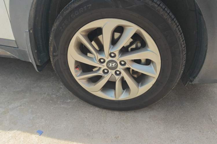 Used Hyundai Tucson 2015 1.6T Dual-Clutch Two-Wheel-Drive Smart Model Right Front Wheel Hub
