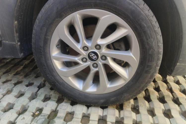 Used Hyundai Tucson 2015 1.6T Dual-Clutch Two-Wheel-Drive Leading Model Right Front Wheel Hub