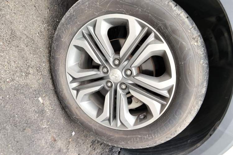 Used Hyundai Tucson 2015 1.6T Dual-Clutch Two-Wheel-Drive Leading Model Right Front Wheel Hub