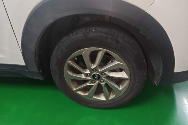 Used Hyundai Tucson 2015 1.6T Dual-Clutch Two-Wheel-Drive Smart Model Right Front Wheel Hub