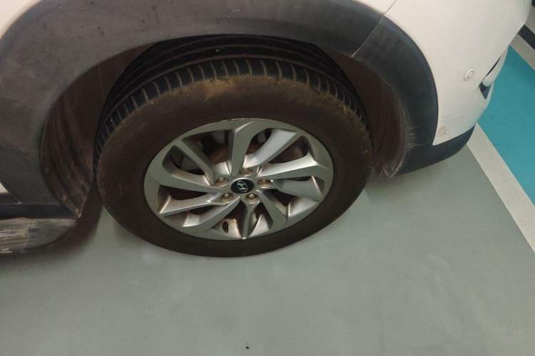 Used Hyundai Tucson 2015 1.6T Dual-Clutch Two-Wheel-Drive Smart Model Right Front Wheel Hub