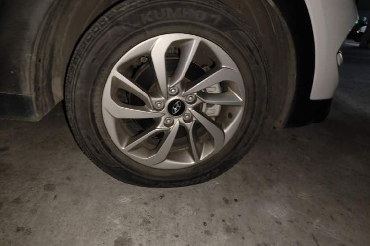 Used Hyundai Tucson 2015 1.6T Dual-Clutch Two-Wheel-Drive Smart Model Right Front Wheel Hub