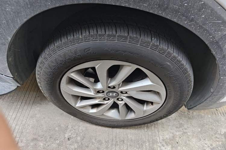 Used Hyundai Tucson 2015 1.6T Dual-Clutch Two-Wheel-Drive Smart Model Right Front Wheel Hub