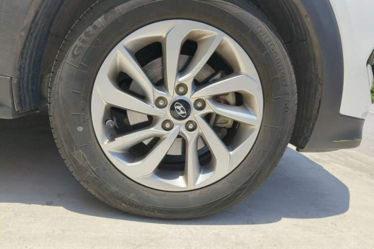 Used Hyundai Tucson 2015 1.6T Dual-Clutch Two-Wheel-Drive Smart Model Right Front Wheel Hub