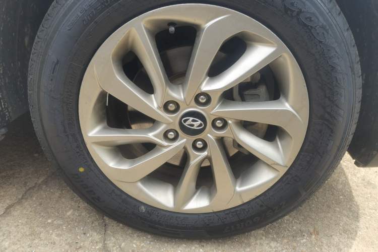 Used Hyundai Tucson 2015 1.6T Dual-Clutch Two-Wheel-Drive Smart Model Right Front Wheel Hub