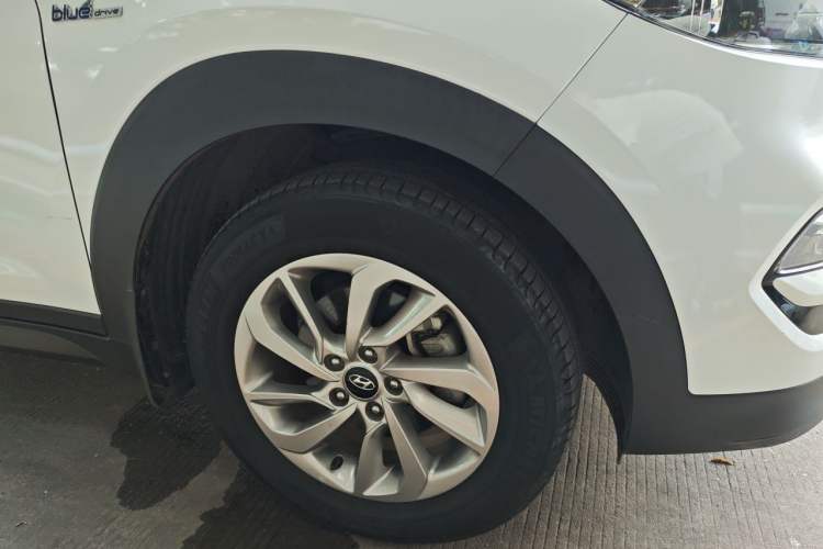 Used Hyundai Tucson 2015 1.6T Dual-Clutch Two-Wheel-Drive Smart Model Right Front Wheel Hub