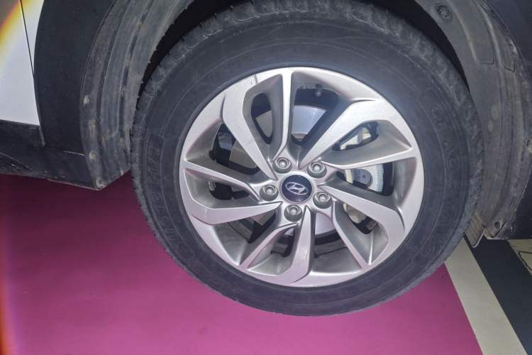 Used Hyundai Tucson 2015 2.0L Automatic Two-Wheel Drive Smart Version Right Front Wheel Hub
