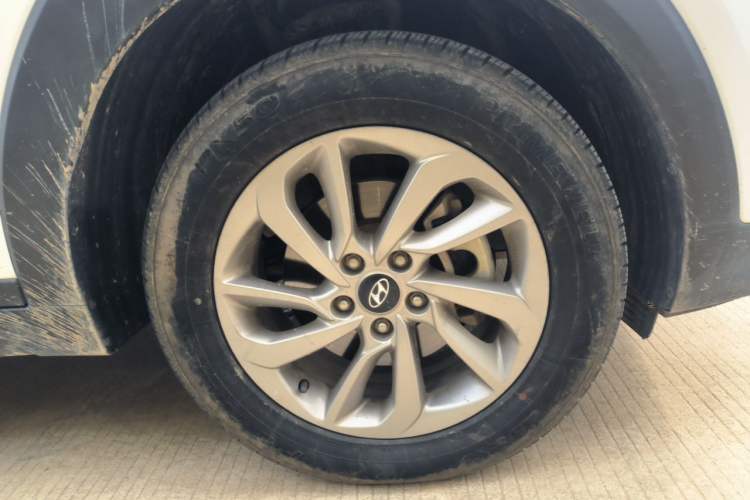 Used Hyundai Tucson 2015 1.6T Dual-Clutch Two-Wheel-Drive Smart Model Right Front Wheel Hub