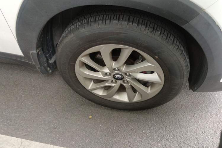 Used Hyundai Tucson 2015 1.6T Dual-Clutch Two-Wheel-Drive Smart Model Right Front Wheel Hub