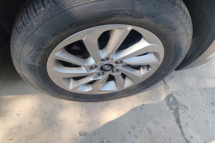 Used Hyundai Tucson 2015 1.6T Dual-Clutch Two-Wheel-Drive Smart Model Right Front Wheel Hub