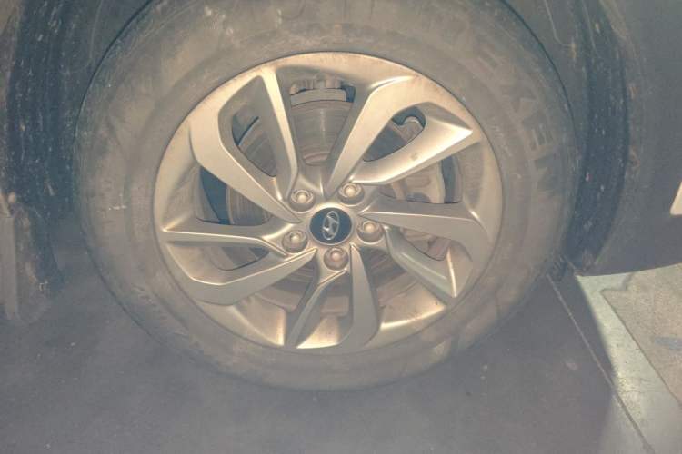 Used Hyundai Tucson 2015 1.6T Dual-Clutch Two-Wheel-Drive Smart Model Right Front Wheel Hub