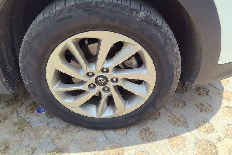 Used Hyundai Tucson 2015 1.6T Dual-Clutch Two-Wheel-Drive Smart Model Right Front Wheel Hub