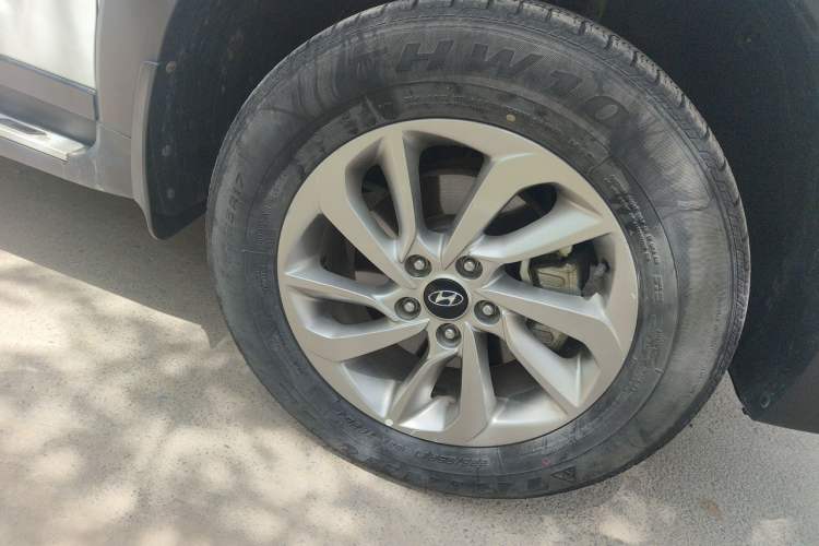 Used Hyundai Tucson 2015 1.6T Dual-Clutch Two-Wheel-Drive Smart Model Right Front Wheel Hub