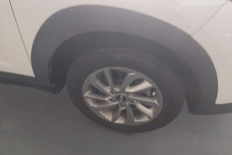 Used Hyundai Tucson 2015 1.6T Dual-Clutch Two-Wheel-Drive Smart Model Right Front Wheel Hub