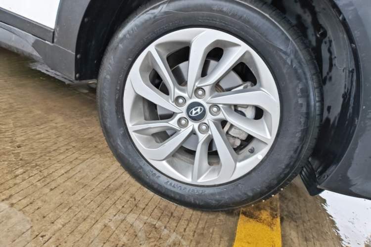 Used Hyundai Tucson 2015 1.6T Dual-Clutch Two-Wheel-Drive Smart Model Right Front Wheel Hub