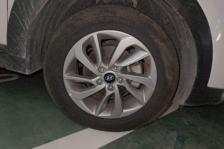 Used Hyundai Tucson 2015 1.6T Dual-Clutch Two-Wheel-Drive Smart Model Right Front Wheel Hub
