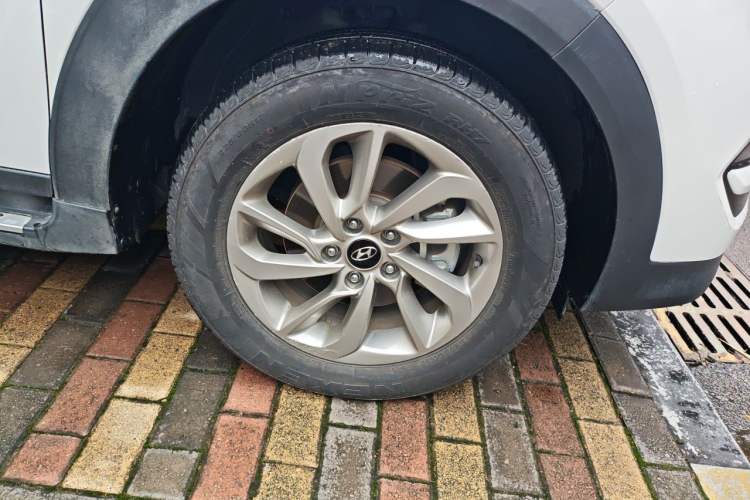 Used Hyundai Tucson 2015 1.6T Dual-Clutch Two-Wheel-Drive Smart Model Right Front Wheel Hub