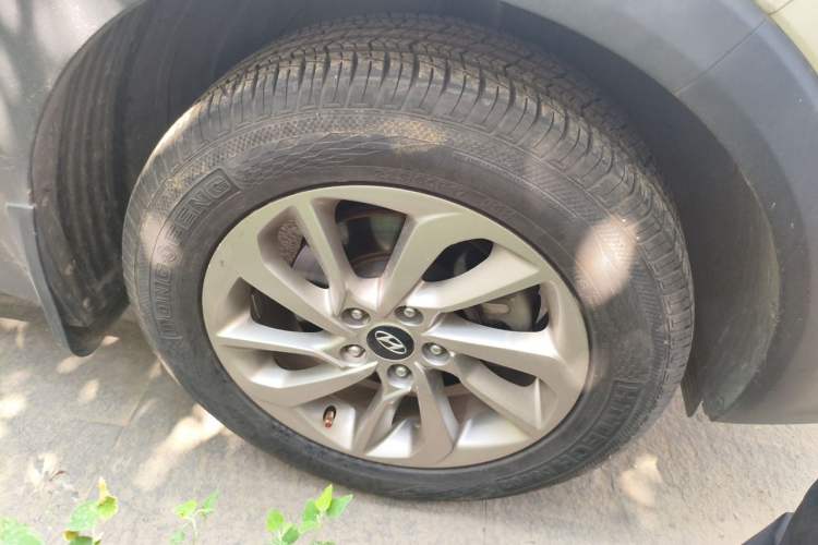 Used Hyundai Tucson 2015 1.6T Dual-Clutch Two-Wheel-Drive Smart Model Right Front Wheel Hub