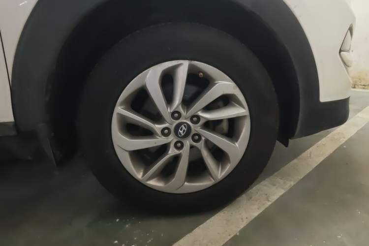 Used Hyundai Tucson 2015 1.6T Dual-Clutch Two-Wheel-Drive Smart Model Right Front Wheel Hub