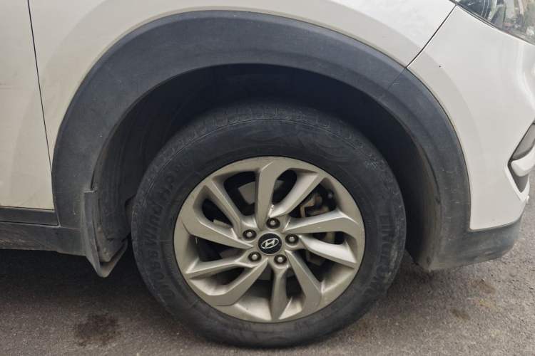 Used Hyundai Tucson 2015 1.6T Dual-Clutch Two-Wheel-Drive Smart Model Right Front Wheel Hub