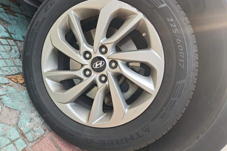 Used Hyundai Tucson 2015 1.6T Dual-Clutch Two-Wheel-Drive Smart Model Right Front Wheel Hub
