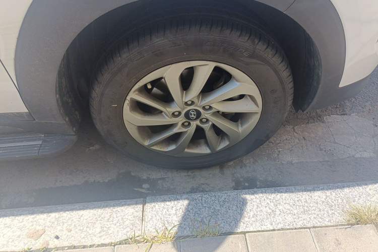 Used Hyundai Tucson 2015 1.6T Dual-Clutch Two-Wheel-Drive Smart Model Right Front Wheel Hub