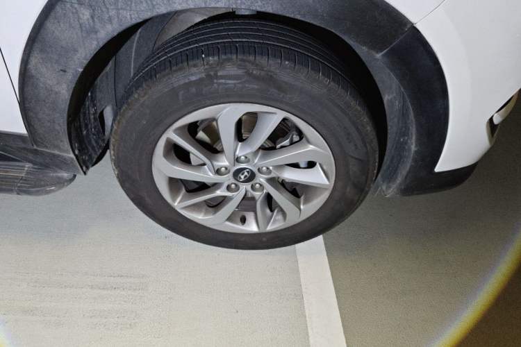 Used Hyundai Tucson 2015 1.6T Dual-Clutch Two-Wheel-Drive Smart Model Right Front Wheel Hub