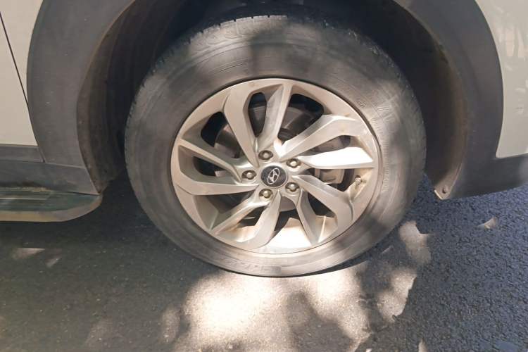 Used Hyundai Tucson 2015 1.6T Dual-Clutch Two-Wheel-Drive Smart Model Right Front Wheel Hub