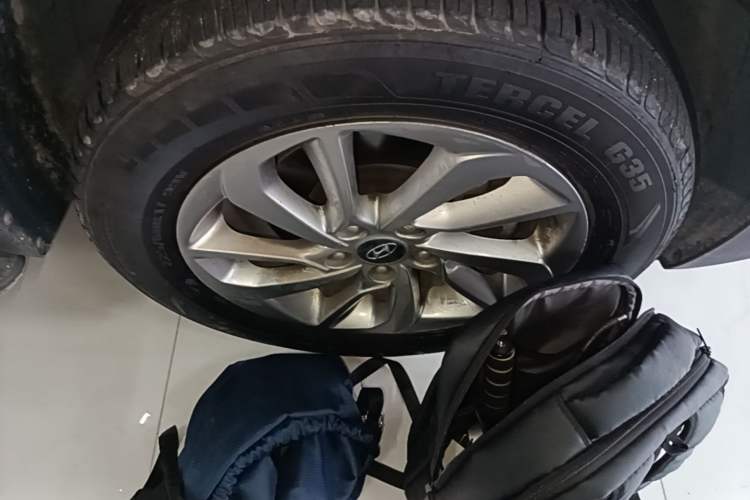 Used Hyundai Tucson 2015 2.0L Automatic Two-Wheel Drive Smart Version Right Front Wheel Hub